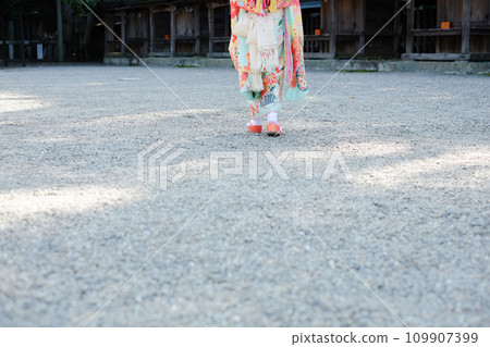 穿著傳統服裝行走在七、五山的女孩 109907399