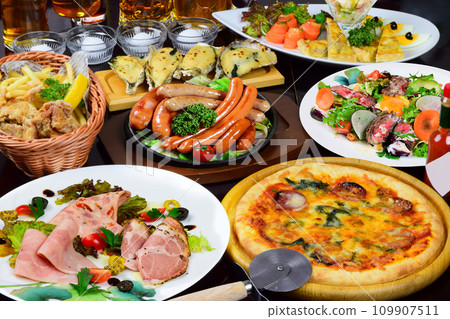 Western party food for year-end parties and New Year's parties - a wide variety of party courses 109907511