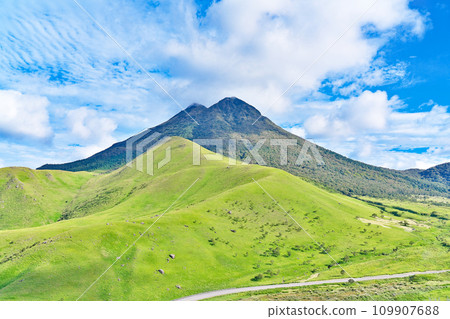 [Mt. Yufu seen from Yufu Silky Road] Kawakami, Yufuin-cho, Yufu City, Oita Prefecture 109907688