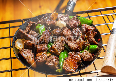 野牛排：在戶外烤牛排 109908316