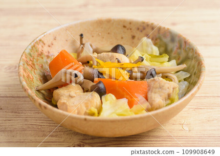 stewed chicken and vegetables 109908649