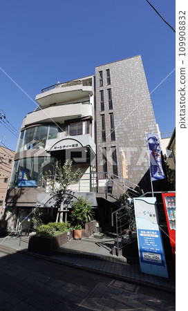 "Y-City Kamata" is a public bathhouse in Ota-ku, Tokyo, known for its black hot springs. "Y-City Kamata" is a public bathhouse in Ota-ku, Tokyo, known for its black hot springs. 109908832