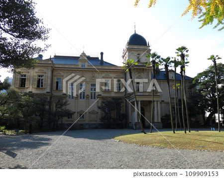 秋天的舊岩崎宅邸庭園,金黃色的銀杏葉點綴其間(西式建築,正門側) 秋天的舊岩崎宅邸庭園,金黃色的銀杏葉點綴其間(西式建築,正門側) 109909153