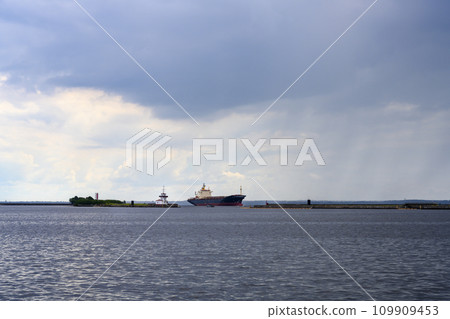 Cargo ship in the bay in the city of Kronstadt 109909453