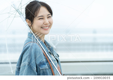 一個女人在雨中外出 一個女人在雨季旅行 一個女人在雨中外出 一個女人在雨季旅行 109910035