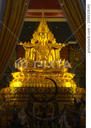 Phra Buddha Hiranrat His body was dressed in royal garb in the pose of bestowing blessings as the principal Buddha image. At Sacred Hall in Wat Tha Mai temple. Phra Buddha Hiranrat His body was dressed in royal garb in the pose of bestowing blessings as the principal Buddha image. At Sacred Hall in Wat Tha Mai temple. 109910046