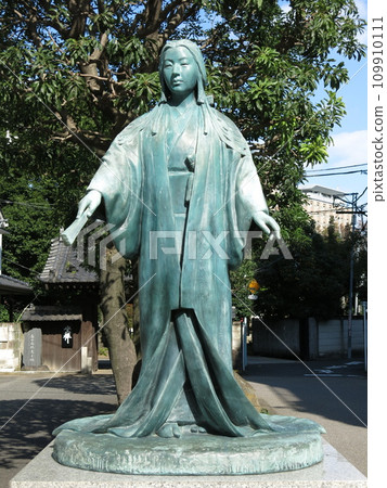 Statue of Tsuneka Kasuga in front of Rinsho-in Temple in Bunkyo Ward 109910111