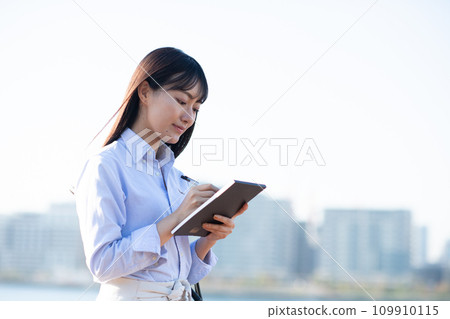 A woman taking a note 109910115