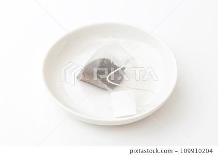 Tea pack on a plate, white background 109910204