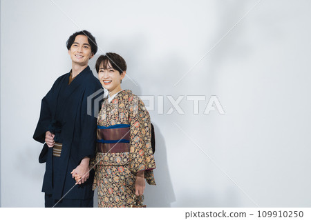 Couple in kimono 109910250