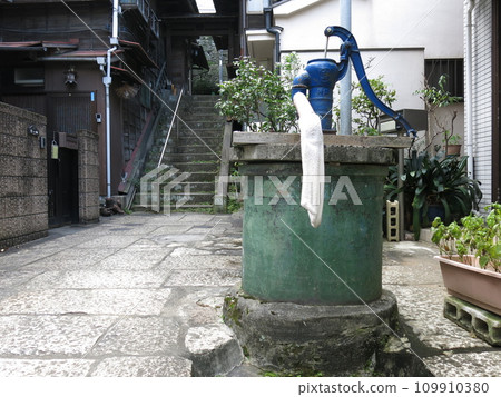 文京區本鄉樋口一世故居遺址中殘留的一口井 文京區本鄉樋口一世故居遺址中殘留的一口井 109910380