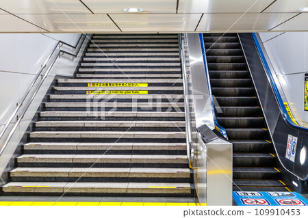 [Transportation image] Shinkansen station passageway (Tokyo Station) 109910453