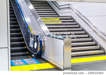 [Transportation image] Shinkansen station passageway (Tokyo Station) 109910464
