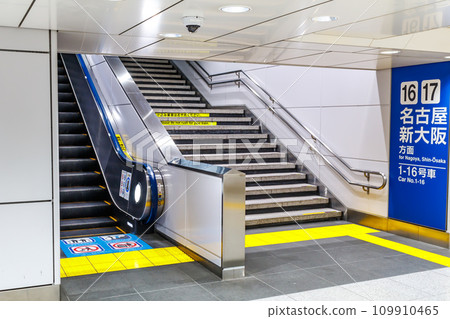 [Transportation image] Shinkansen station passageway (Tokyo Station) 109910465