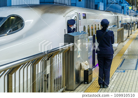 [Transportation image] Tokaido Shinkansen departing (Tokyo Station) 109910510