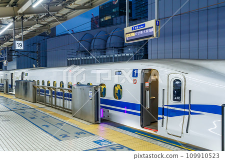 [Transportation image] Tokaido Shinkansen platform (Tokyo Station) 109910523