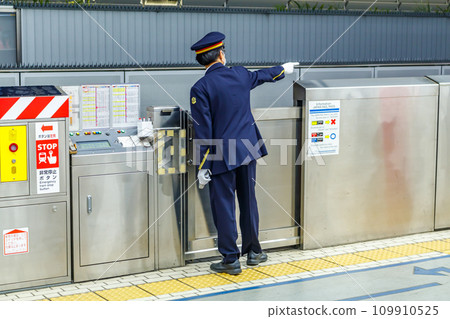[Transportation image] Tokaido Shinkansen departing (Tokyo Station) 109910525