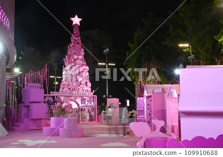 Light decorations and gift box at the Christmas Tree Celebration at Samyan Mitrtown department store on Christmas Day and Happy New Year. Light decorations and gift box at the Christmas Tree Celebration at Samyan Mitrtown department store on Christmas Day and Happy New Year. 109910688