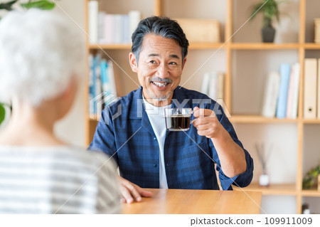 A senior couple chatting. 109911009