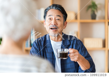 A senior couple chatting. 109911019