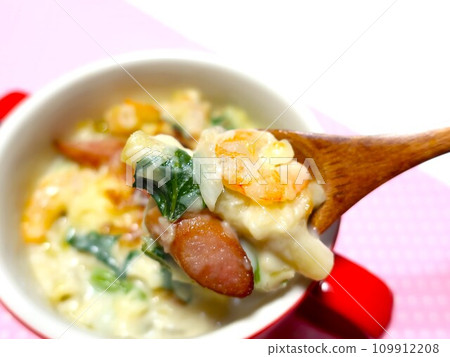 Delicious macaroni gratin with shrimp and lots of toppings 109912208