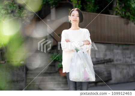 一個女人帶著購物袋 一個女人帶著購物袋 109912463