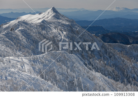 從劍峰山到釜村山的山路看到冬天的劍峰山 從劍峰山到釜村山的山路看到冬天的劍峰山 109913308