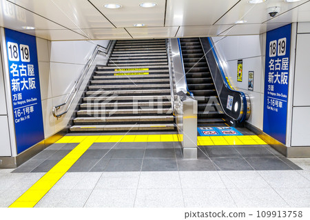 [Transportation image] Shinkansen station passageway (Tokyo Station) 109913758