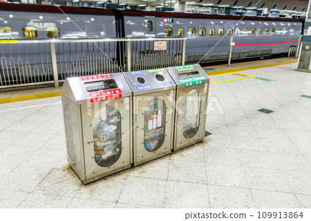[Transportation image] Station trash can (Tokyo Station Shinkansen platform) 109913864