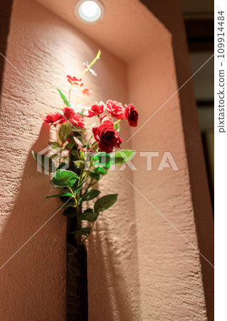 Beautiful flowers displayed at the entrance 109914484