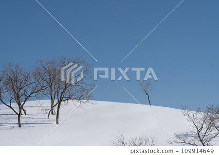 雪小山和藍天 109914649