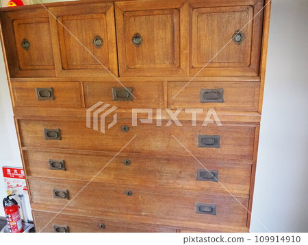 Chest of drawers 1 Chest of drawers 1 109914910