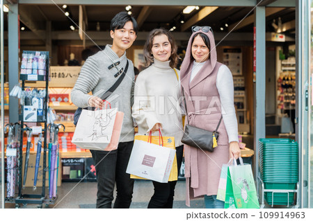 在京都觀光時購買土特產的外國遊客 在京都觀光時購買土特產的外國遊客 109914963