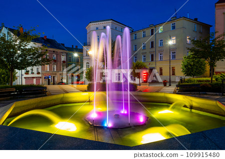 2022-08-29 night lighting and a fountain in the historical part of the city 109915480