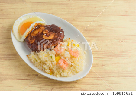 蝦子抓飯和漢堡午餐 109915651