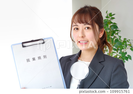 有工作規定和放大鏡的婦女 109915761