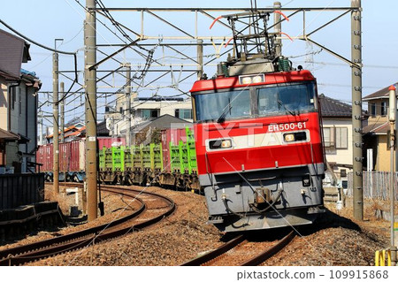 EH500 electric locomotive that pulls a container freight train 109915868