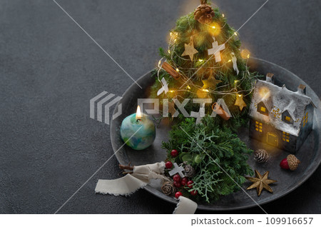 小聖誕樹燈飾和蠟燭 小聖誕樹燈飾和蠟燭 109916657