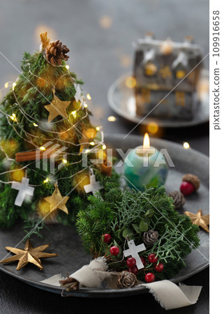 小聖誕樹燈飾和蠟燭 109916658