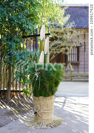 日式入口處的新年裝飾(東京都世田谷區) 日式入口處的新年裝飾(東京都世田谷區) 109917428