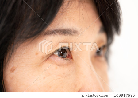 女性眼睛高級 109917689