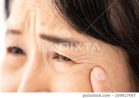 女性眼睛高級 109917697