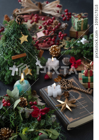 Christmas decorations: small Christmas tree and natural wreath 109917818