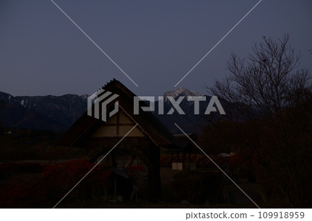 水社之裡公園的水磨坊和等待朝陽的海駒岳 水社之裡公園的水磨坊和等待朝陽的海駒岳 109918959