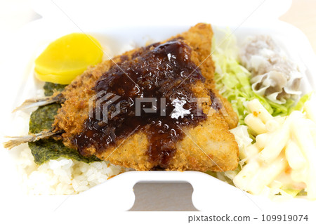 美味的炸竹莢魚便當 美味的炸竹莢魚便當 109919074