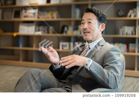 穿著西裝接受訪問的商人，總裁、經理、教授等的形像上半身 109919208