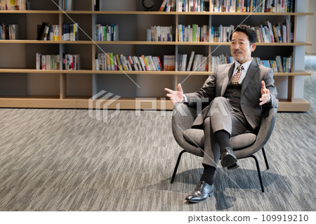 受訪的商人、總裁、經理、教授等全身廣角 109919210