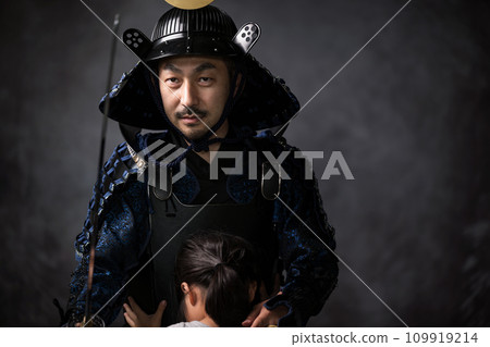 Images of samurai and samurai protecting children from movies, etc. Images of samurai and samurai protecting children from movies, etc. 109919214