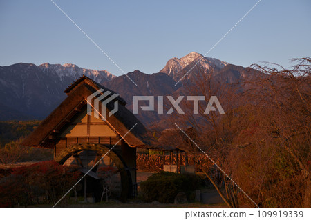 翠社之裡公園的水磨坊和在朝陽下發出紅光的凱駒岳 翠社之裡公園的水磨坊和在朝陽下發出紅光的凱駒岳 109919339