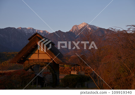 The watermill in Suisha-no-Sato Park and Mt. Kaikomagatake, which glows red in the morning sun The watermill in Suisha-no-Sato Park and Mt. Kaikomagatake, which glows red in the morning sun 109919340